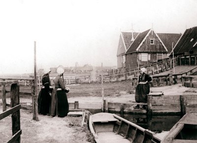 Kobiety w tradycyjnych strojach, Marken Island, Holandia, 1898 autorstwa James Batkin