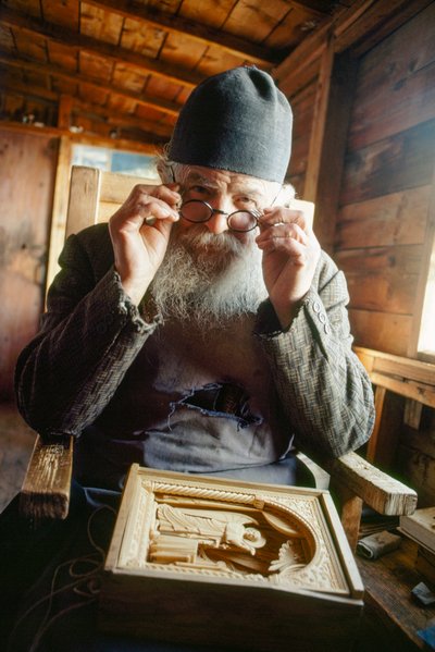 Mistrz rzeźbiarstwa i prawosławny ksiądz pozuje ze swoim dziełem. Góra Athos, Grecja. autorstwa James L Stanfield