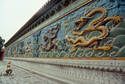 Kobieta fotografuje Ekran Dziewięciu Smoków. Park Beihai, Pekin, Chińska Republika Ludowa. autorstwa James L Stanfield