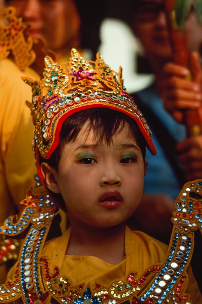 Młody czciciel na festiwalu Tabaung. Pagoda Shwe Dagon, Rangun, Birma. autorstwa James L Stanfield