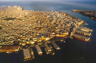 Widok z lotu ptaka na Starą Hawanę, port w Hawanie, Canal del Puerto, Bahia de la Ha... autorstwa James L Stanfield