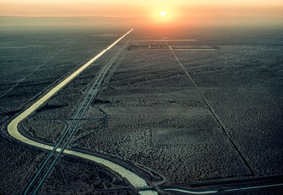 Widok z lotu ptaka na kanał All-American Canal w świetle zachodzącego słońca. Kanał... autorstwa James L Stanfield