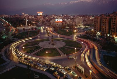 Samochód, światła miasta oświetlają Plaza Baquedano. Santiago, Chile autorstwa James L Stanfield