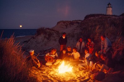Przyjaciele zbierają się wokół letniego ogniska w Great Point Lighthouse. Nantucket Isl,... autorstwa James L Stanfield