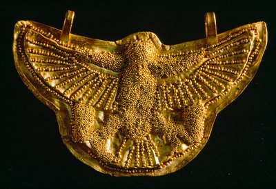 Wisiorek ze złotym sokołem z Muzeum Archeologii Podwodnej w Bodrum. Bodrum, Turcja. autorstwa James L Stanfield
