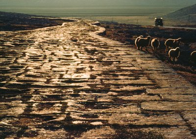 Nowoczesna droga asfaltowa równoległa do starożytnej wapiennej drogi rzymskiej. Niedaleko Aleppo, Syria. autorstwa James L Stanfield