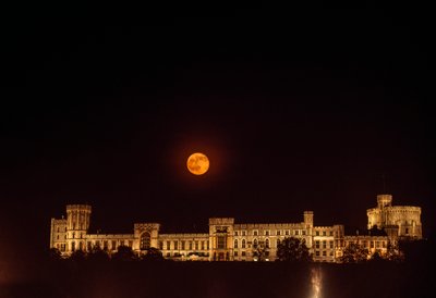 Wschód księżyca nad zamkiem Windsor. Windsor, Anglia. autorstwa James L Stanfield