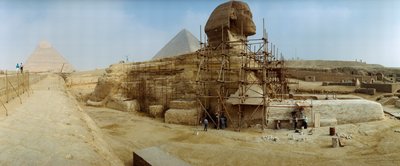 Panorama pracy konserwatorów przy odbudowie podstawy egipskiego Wielkiego Sfinksa. Giza, Egipt. autorstwa James L Stanfield