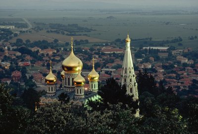 Kościół Shipka Memorial wznosi pozłacane kopuły nad doliną. SHIPKA, DOLINA... autorstwa James L Stanfield