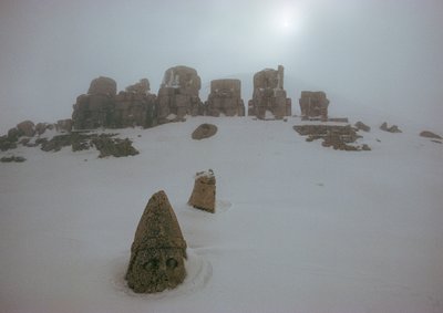 Posąg boga spogląda ponad śniegiem w Nemrud Dagh. Nemrud Dagh, Turcja. autorstwa James L Stanfield