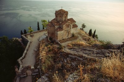 Region Ochrydy jest wpisany na listę światowego dziedzictwa. KOŚCIÓŁ ŚWIĘTEGO JOHNA KANEO, JEZIORO OCHRYDZKIE, JUGOSŁAWIA. autorstwa James L Stanfield