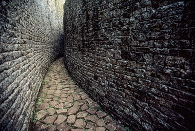 Ruiny Wielkiego Zimbabwe zostały zbudowane w latach 1250 n.e. autorstwa James L Stanfield