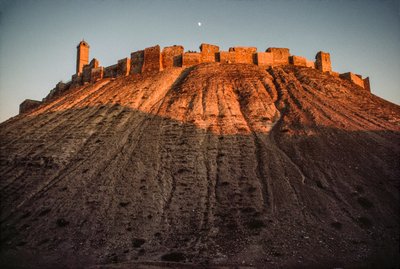 Starożytna cytadela w Aleppo wznosi się na kopcu. Aleppo, Syria. autorstwa James L Stanfield