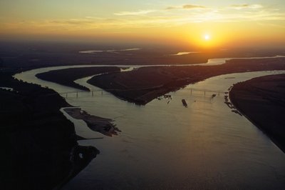 Widok o zmierzchu z lotu ptaka na zbieg rzek Ohio i Missisipi. Cairo, Illinois. autorstwa James L Stanfield
