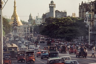 Zabytkowe samochody zapychają centrum Rangunu, stolicy Birmy. Sule Pagoda Road, R... autorstwa James L Stanfield
