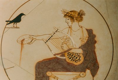 Biały kylix ozdobiony przedstawieniem Apolla. Bóg siedzi na... autorstwa James L Stanfield