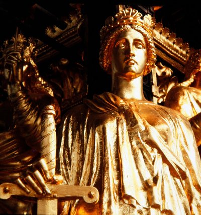 Sprawiedliwość, jedna z czterech cnót kardynalnych z baldachimu wieży Albert Memorial, ukończona w 1876 r. (brąz złocony) autorstwa James Redfern