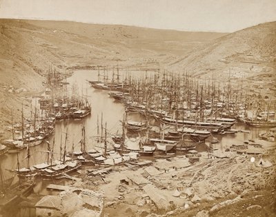 Port Balaklava, patrząc na północ, 1856 (zdjęcie w sepii) autorstwa James Robertson