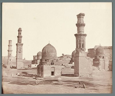 Egipt. Kair. Nekropola Południowa. Na pierwszym planie minaret przy mauzoleum Ali Badra Al-Karafiego (1300-1310), na drugim planie minaret Kusum z czasów mameluckich autorstwa James Robertson