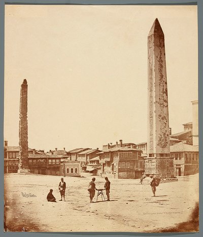 „Obeliski na hipodromie” [Stambuł. Hipodrom przed Błękitnym Meczetem z dwoma obeliskami - na pierwszym planie obelisk Teodozjusza] autorstwa James Robertson
