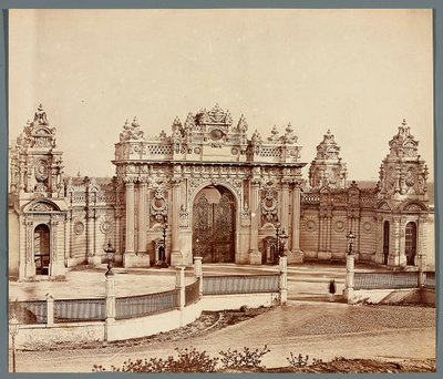 Stambuł. Pałac Dolmabahçe - brama autorstwa James Robertson