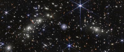 Gromada gwiazd (zdjęcie z kamery NIRCam) autorstwa James Webb Space Telescope (NASA)