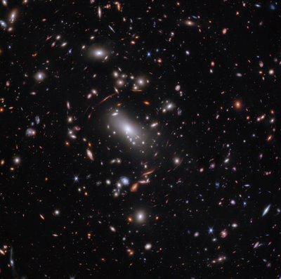 Gromada galaktyk MACS J1423 (zdjęcie wykonane kamerą NIRCam) autorstwa James Webb Space Telescope (NASA)