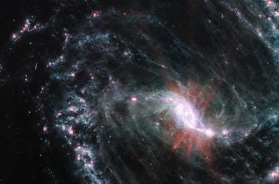NGC 1365 (obraz MIRI) autorstwa James Webb Space Telescope (NASA)