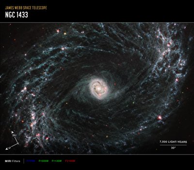 NGC 1433 (obraz kompasu MIRI) autorstwa James Webb Space Telescope (NASA)