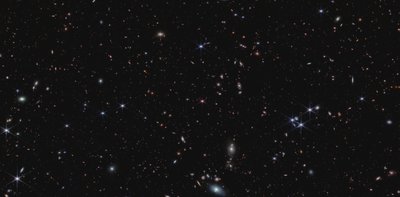Kwazar J0100+2802 (obraz z kamery NIRCam) autorstwa James Webb Space Telescope (NASA)