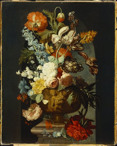Tulipany, Róże, Hiacynt, Auricula i inne kwiaty w rzeźbionej urnie na kamiennym cokole w niszy. autorstwa Jan van Huysum