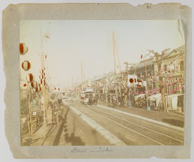 A Street w Tokio, Japonia (ręcznie kolorowane czarno-białe zdjęcie) autorstwa Japanese Photographer