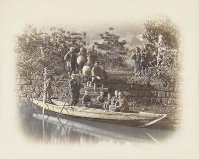 Łódź na brzegu rzeki, Japonia (ręcznie kolorowane czarno-białe zdjęcie) autorstwa Japanese Photographer
