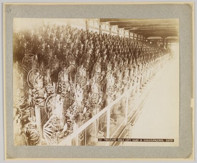 Tysiąc bożków w Sanjusangendo, Kioto, Japonia (zdjęcie czarno-białe) autorstwa Japanese Photographer