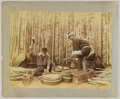 Produkcja beczek, Japonia (ręcznie kolorowane czarno-białe zdjęcie) autorstwa Japanese Photographer