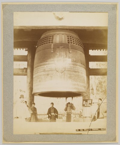 Big Bell w Chionin, Kioto, Japonia (zdjęcie czarno-białe) autorstwa Japanese Photographer