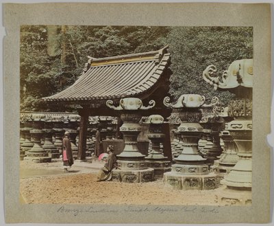 Brązowe latarnie przed świątynią w parku Uyeno, Tokio, Japonia (ręcznie kolorowane czarno-białe zdjęcie) autorstwa Japanese Photographer