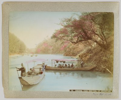 Chiborino-Fuchi (Deep Pool) w Arashiyama, Japonia (ręcznie kolorowane czarno-białe zdjęcie) autorstwa Japanese Photographer