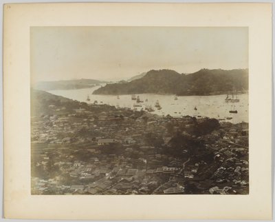 Miasto na wybrzeżu, Japonia (zdjęcie ręcznie kolorowane czarno-białe) autorstwa Japanese Photographer