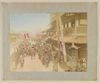 Dotonbori Street, Osaka, Japonia (ręcznie kolorowane czarno-białe zdjęcie) autorstwa Japanese Photographer