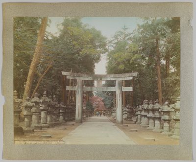 Wejście do świątyni w parku Uyeno, Tokio, Japonia (ręcznie kolorowane czarno-białe zdjęcie) autorstwa Japanese Photographer