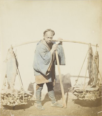Rybak ze swoim połowem (ręcznie kolorowane czarno-białe zdjęcie) autorstwa Japanese Photographer