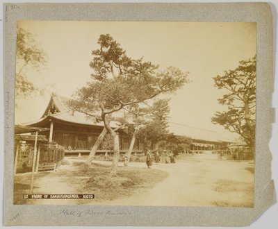 Front Sanjusangendo, Kioto, Japonia (zdjęcie czarno-białe) autorstwa Japanese Photographer