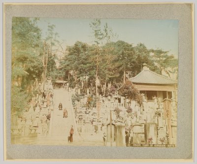Cmentarz Kurodani, Kioto, Japonia (ręcznie kolorowane czarno-białe zdjęcie) autorstwa Japanese Photographer