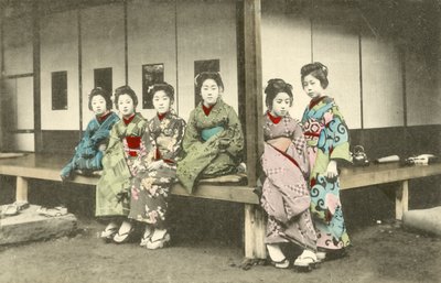 Grupa Japonek, prawdopodobnie gejsza autorstwa Japanese Photographer