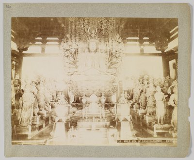 Idol w Sanjusangendo, Kioto, Japonia (zdjęcie czarno-białe) autorstwa Japanese Photographer