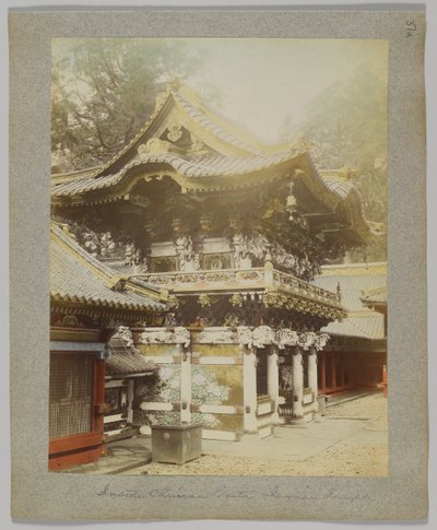Wewnątrz Chińskiej Bramy, Tōshō-gū, Nikko, Japonia (ręcznie kolorowane czarno-białe zdjęcie) autorstwa Japanese Photographer