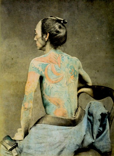 Japończyk z tradycyjnymi tatuażami Irezumi, ok. 1890 r. (zdjęcie ręcznie kolorowanego albumu) autorstwa Japanese Photographer