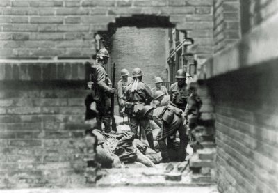 Japońscy żołnierze biorą udział w walkach ulicznych w Szanghaju, Chiny, 1937 autorstwa Japanese Photographer