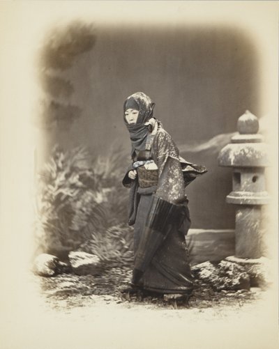Japonka w śniegu (ręcznie kolorowane czarno-białe zdjęcie) autorstwa Japanese Photographer